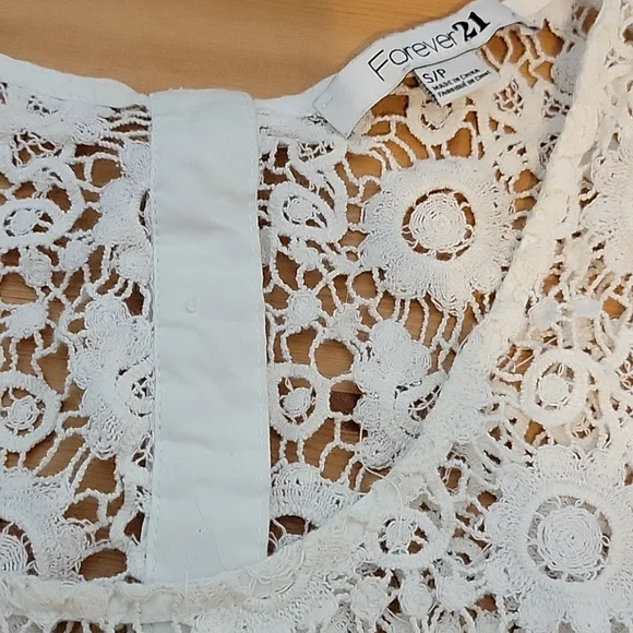 Forever 21 crochet lace long tank sz S w button back detail - Picture 2 of 4